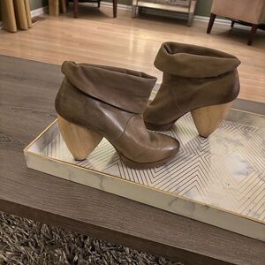 Chic Tan Leather Heeled Boots